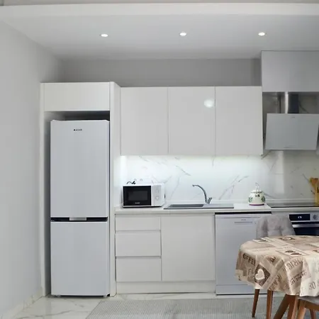 New In Center, 3 Min Walk To *
